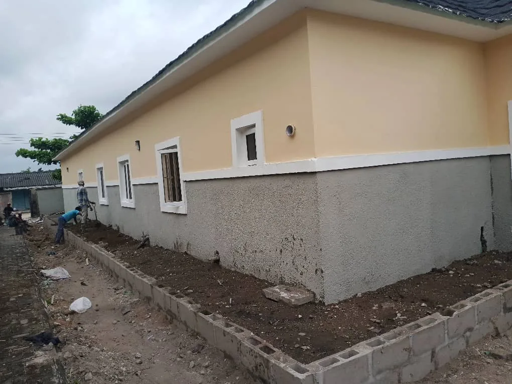 Edging, apron and ground preparation. View 01.