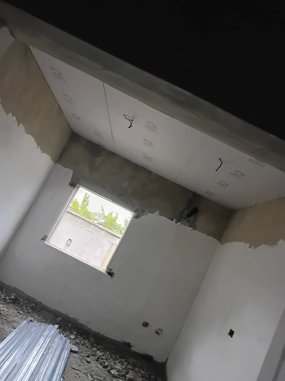 Ceiling-board installation and finishing. View 01.