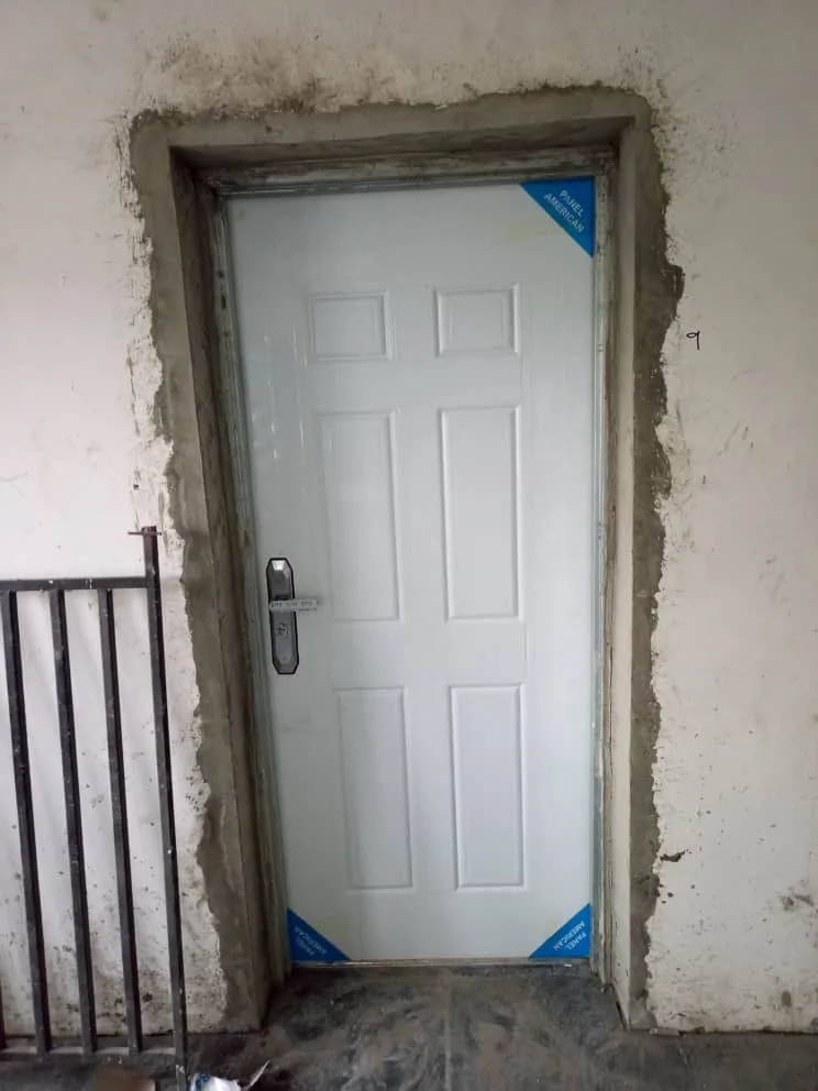 Door installation and a more complete room. View 01.