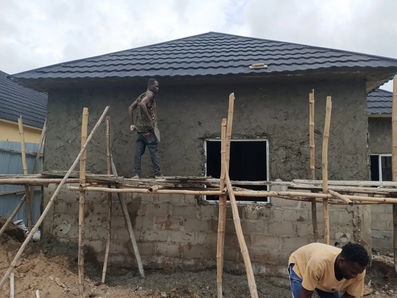 External plastering and broader exterior view. View 01.