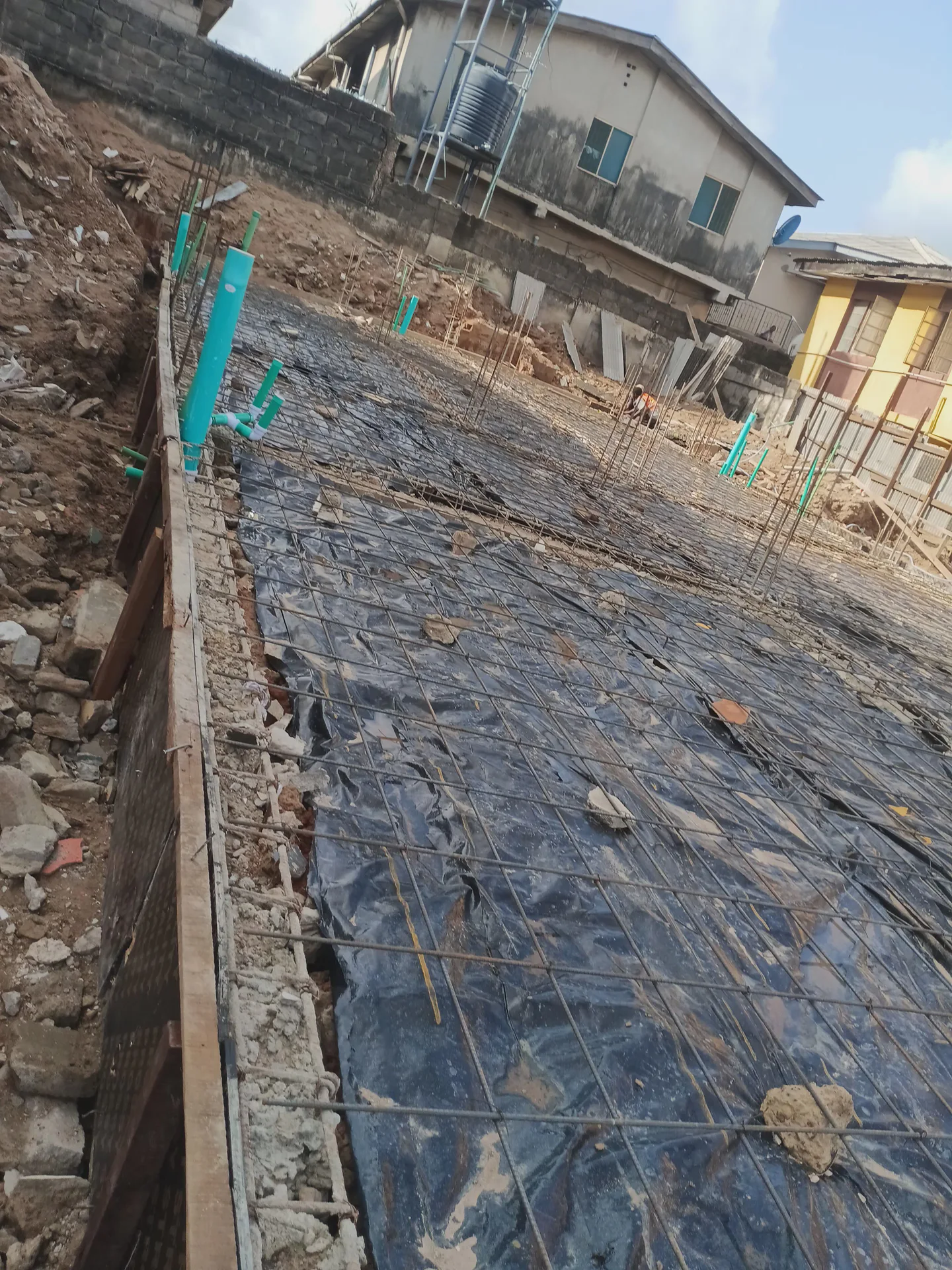 Ground-level slab and vertical elements. View 01.