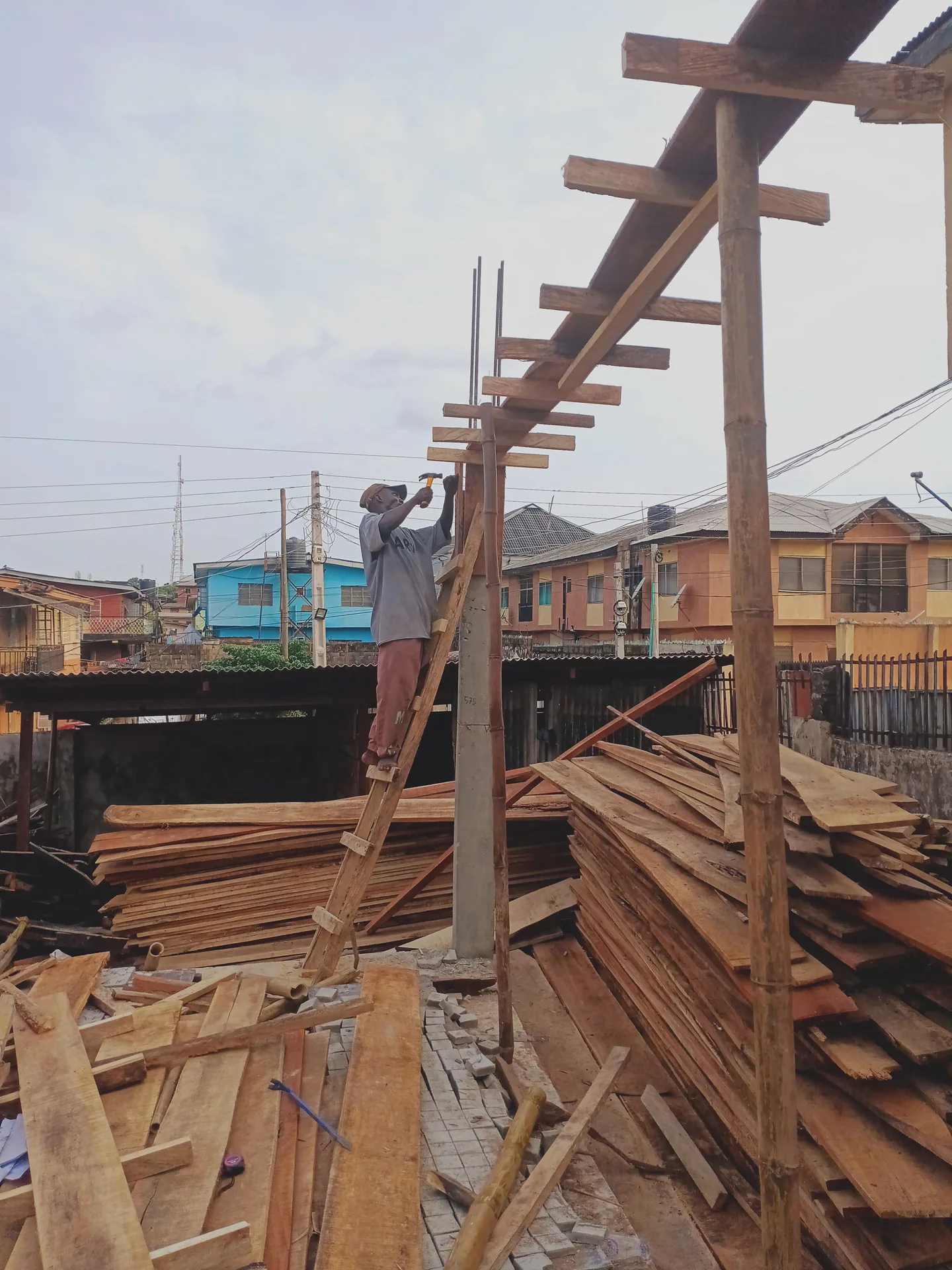 Suspended slab formwork and site context. View 01.