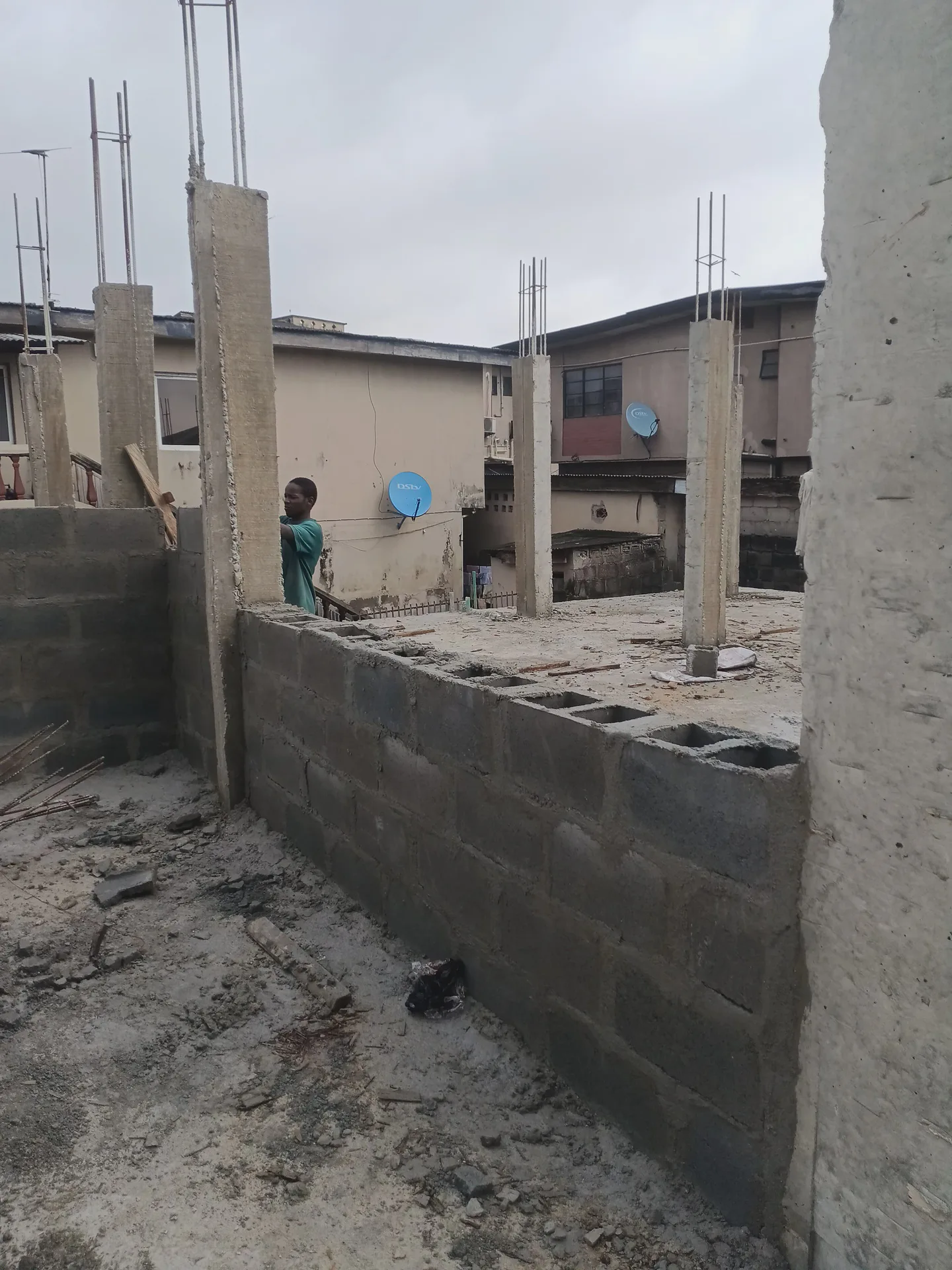 Upper-level walling and next slab formwork. View 01.