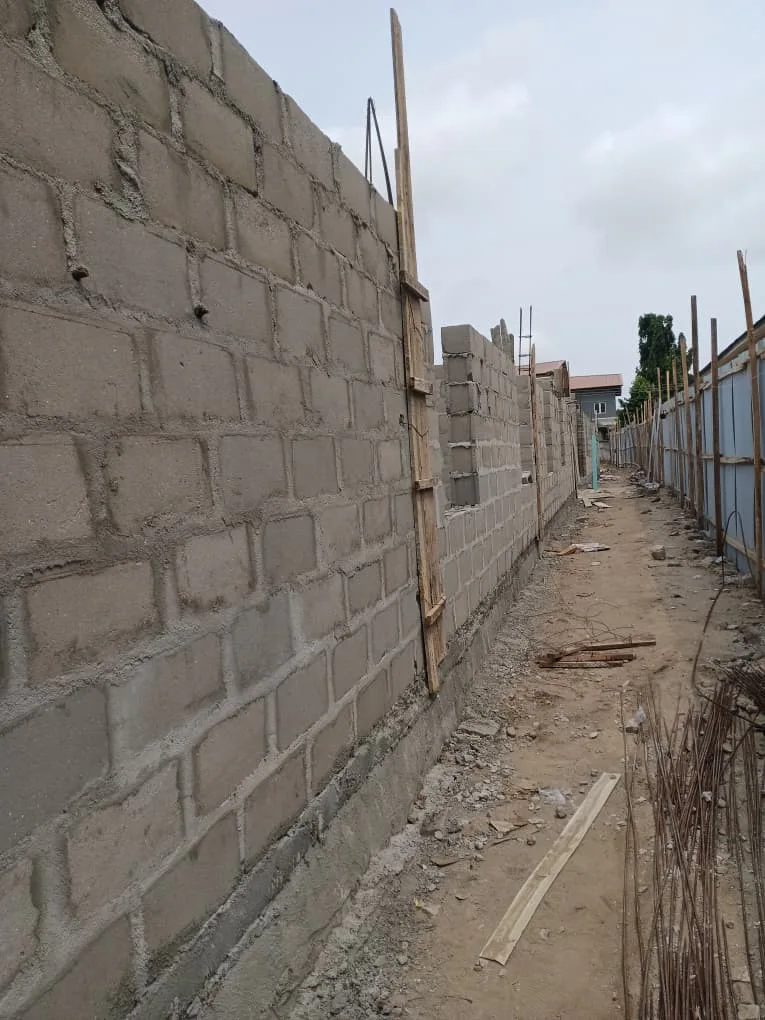 Walling approaching full height. View 01.